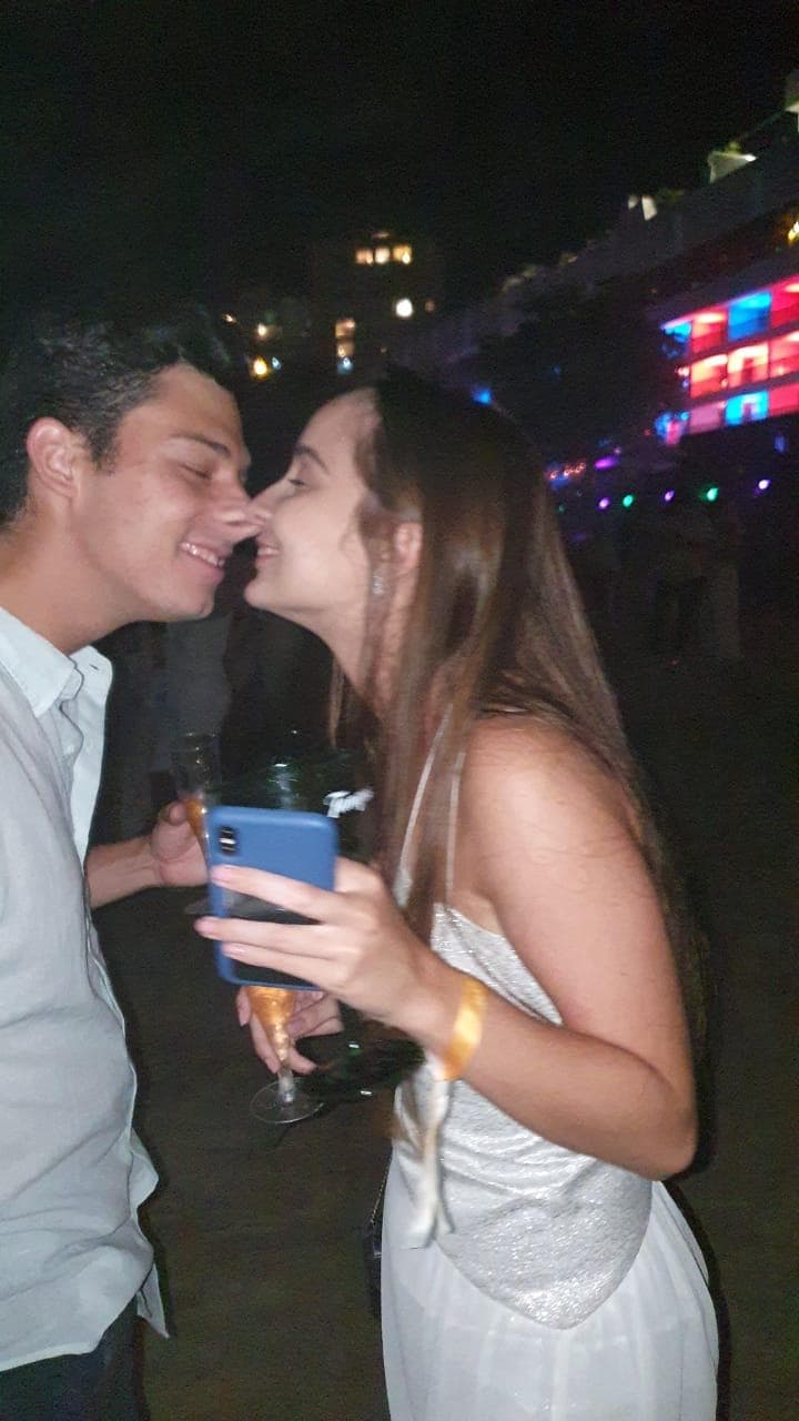 Luiza e João Pedro no réveillon, com taça de champagne